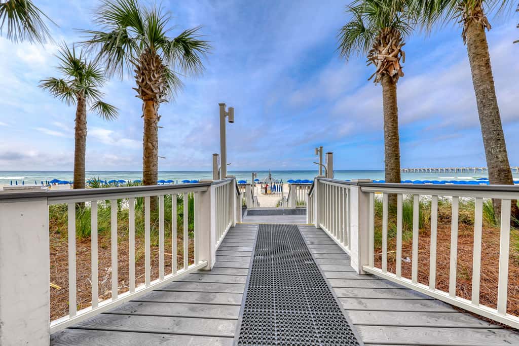 Waterfront condo with balcony, pools, gym & central AC