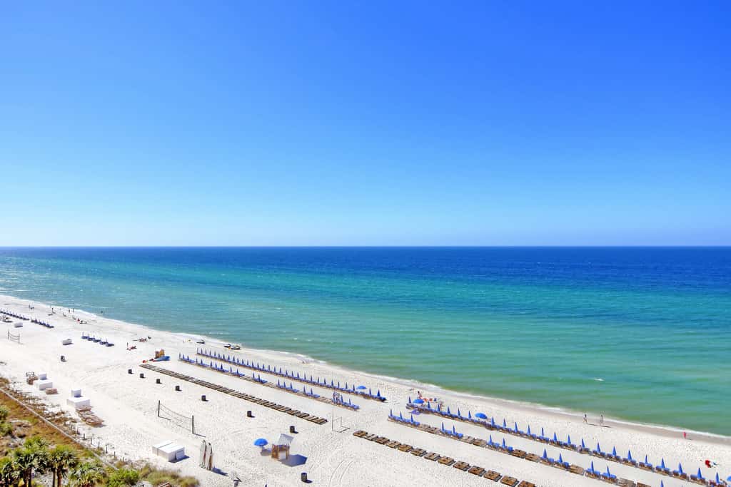 Waterfront condo with balcony, pools, gym & central AC