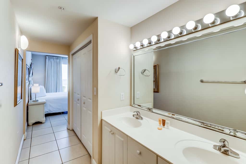 Beautiful gulf front condo with ocean views, free WiFi, & amenity access