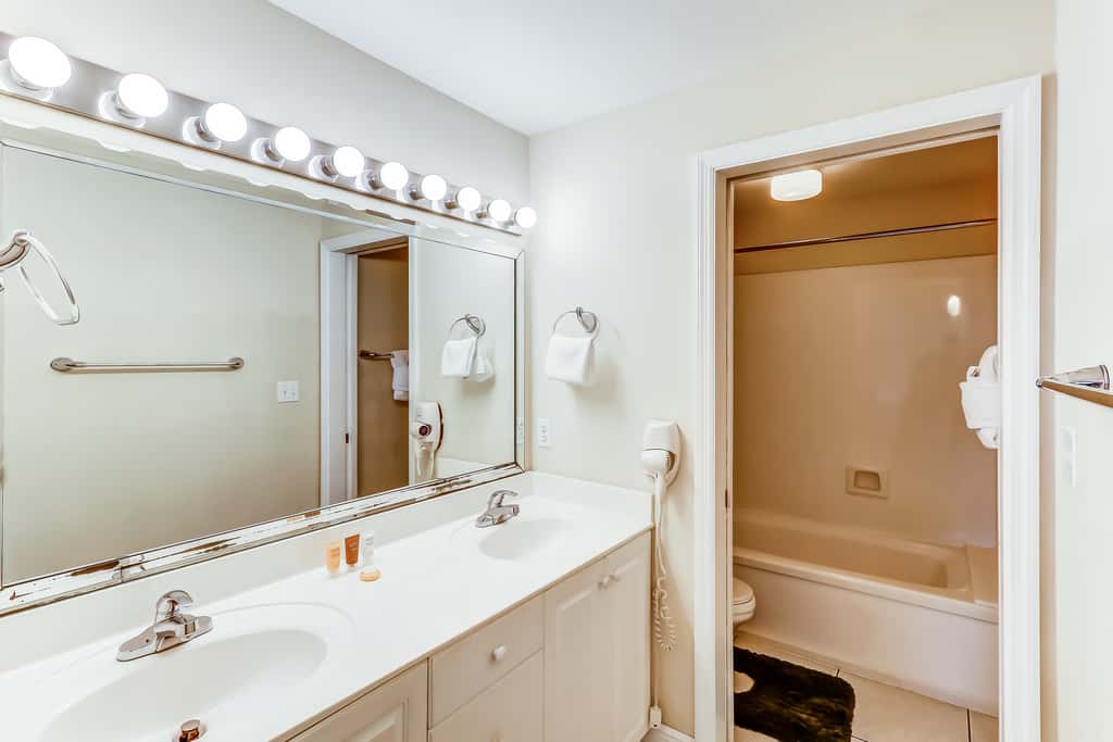 Beautiful gulf front condo with ocean views, free WiFi, & amenity access