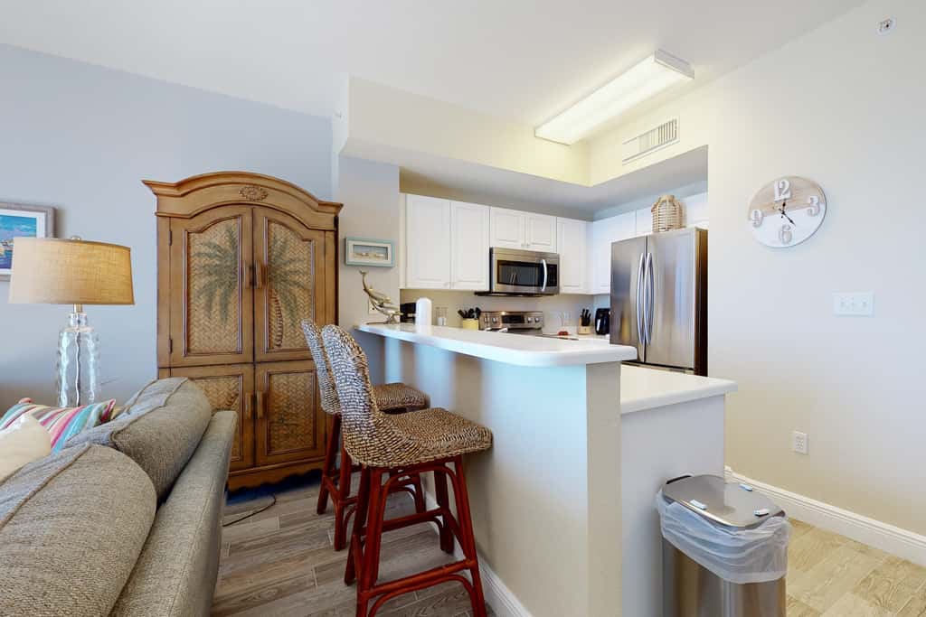 Oceanfront condo with scenic balcony, washer & dryer - pool, hot tub, tennis access