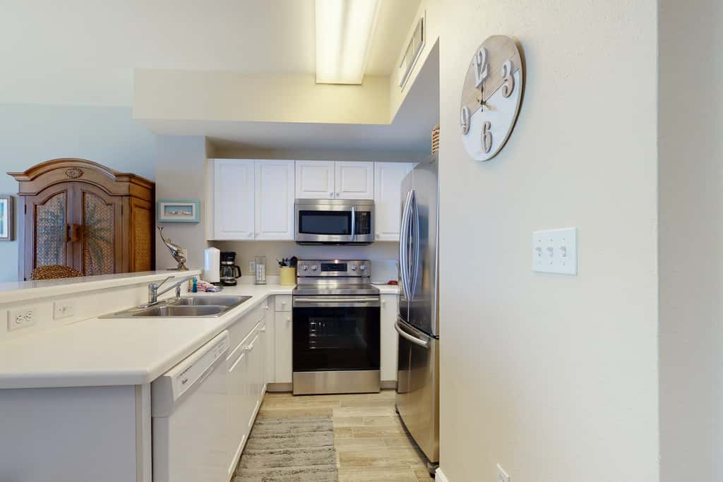 Oceanfront condo with scenic balcony, washer & dryer - pool, hot tub, tennis access
