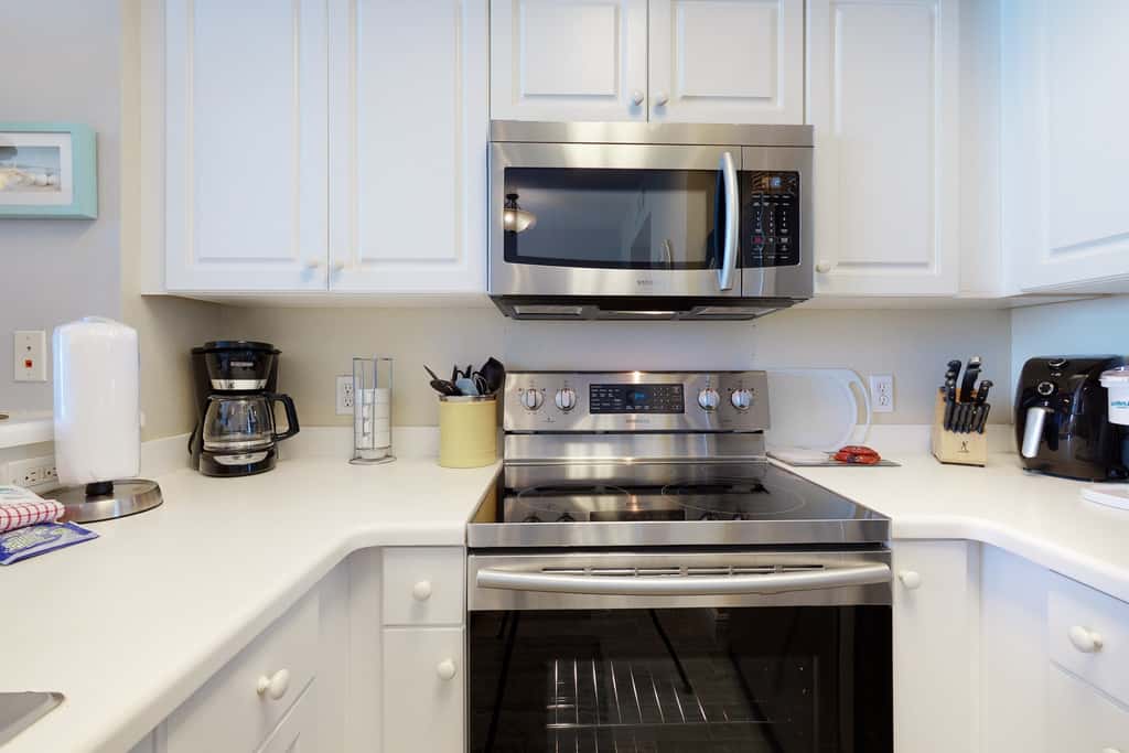 Oceanfront condo with scenic balcony, washer & dryer - pool, hot tub, tennis access