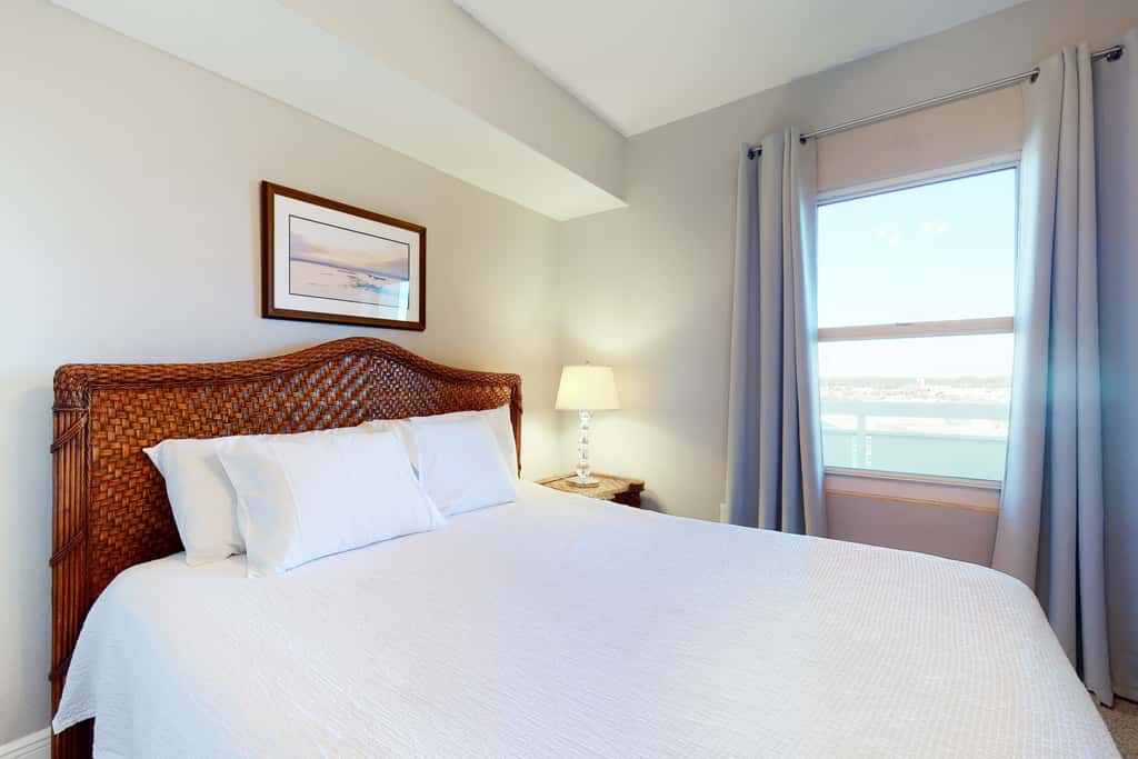 Oceanfront condo with scenic balcony, washer & dryer - pool, hot tub, tennis access