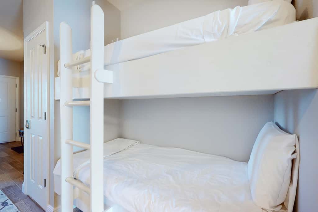 Oceanfront condo with scenic balcony, washer & dryer - pool, hot tub, tennis access