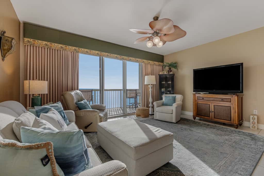 Beachfront condo with Gulf views, pools, hot tub & free beach chair service