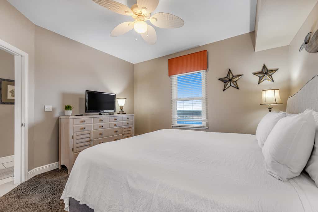 Beachfront condo with Gulf views, pools, hot tub & free beach chair service