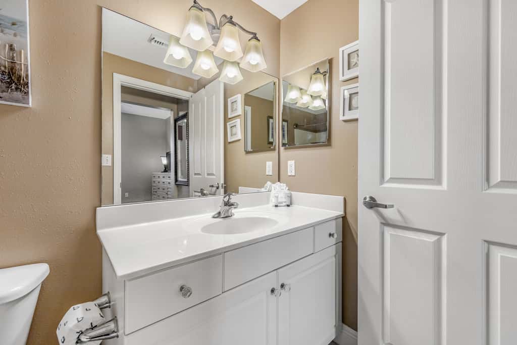 Beachfront condo with Gulf views, pools, hot tub & free beach chair service