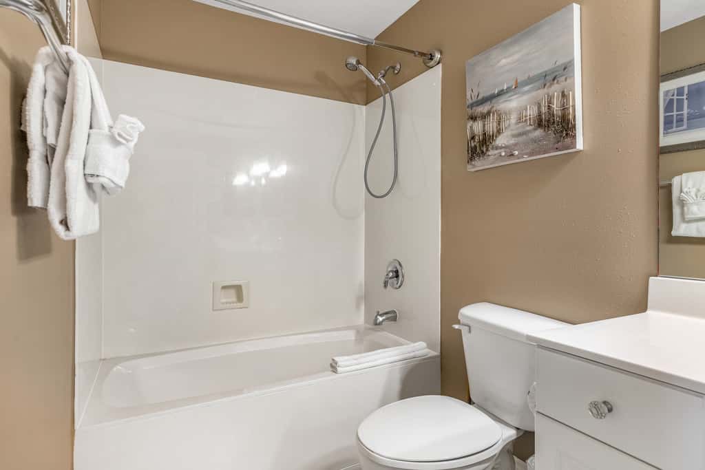 Beachfront condo with Gulf views, pools, hot tub & free beach chair service