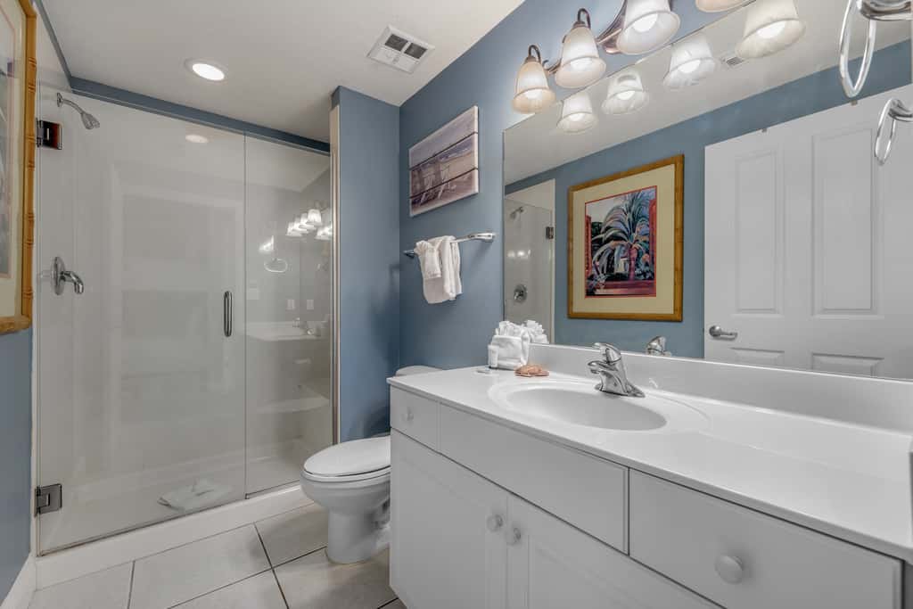 Beachfront condo with Gulf views, pools, hot tub & free beach chair service