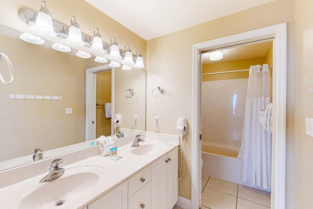 Deluxe Condo Unit! Master BR on Gulf side, Double long Balcony & Guestroom