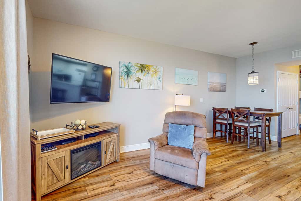 Beachy oceanfront condo with beach access, shared pools and hot tub, & free WiFi