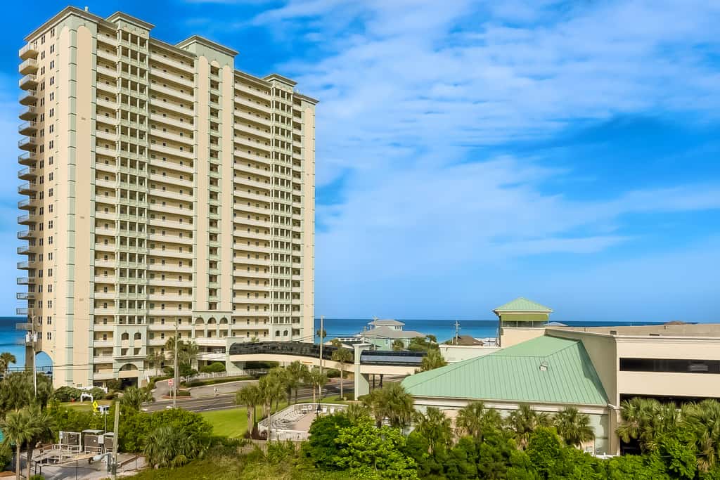 Beachy oceanfront condo with beach access, shared pools and hot tub, & free WiFi