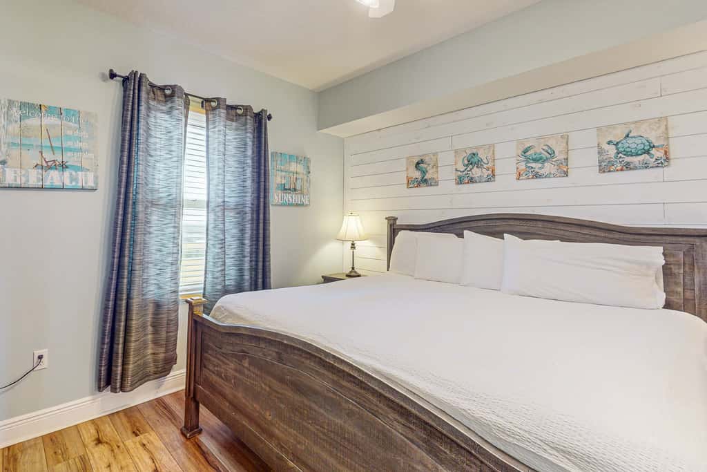 Beachy oceanfront condo with beach access, shared pools and hot tub, & free WiFi