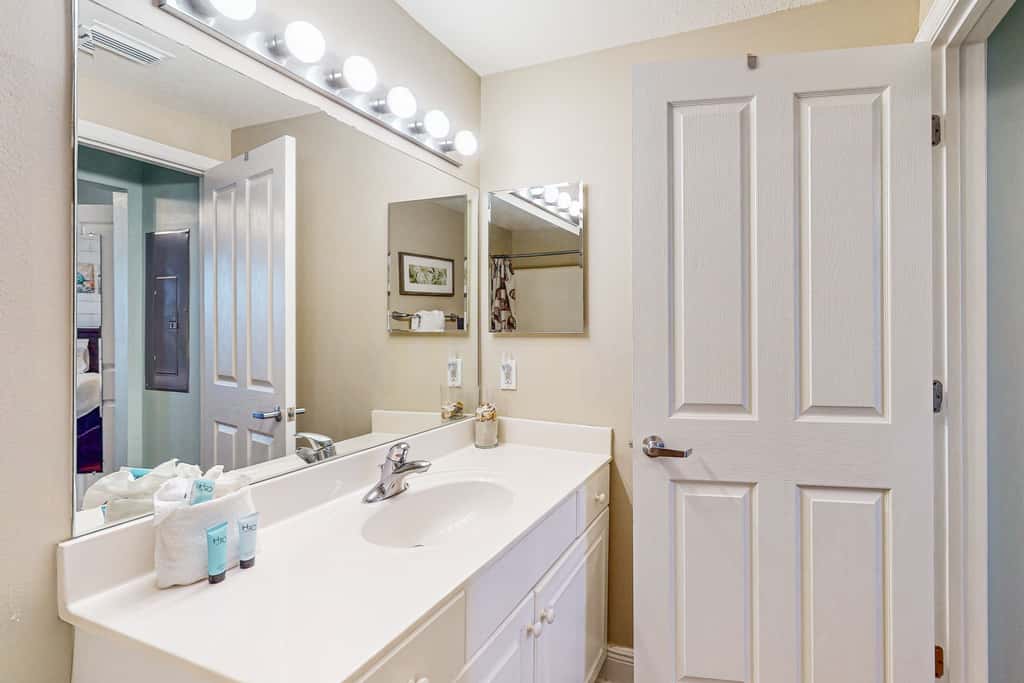 Beachy oceanfront condo with beach access, shared pools and hot tub, & free WiFi