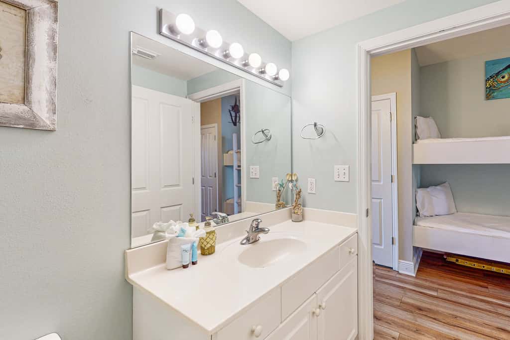 Beachy oceanfront condo with beach access, shared pools and hot tub, & free WiFi