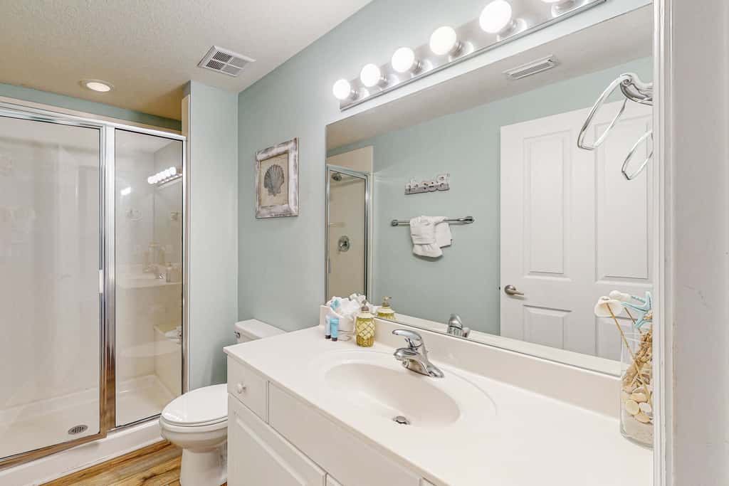 Beachy oceanfront condo with beach access, shared pools and hot tub, & free WiFi