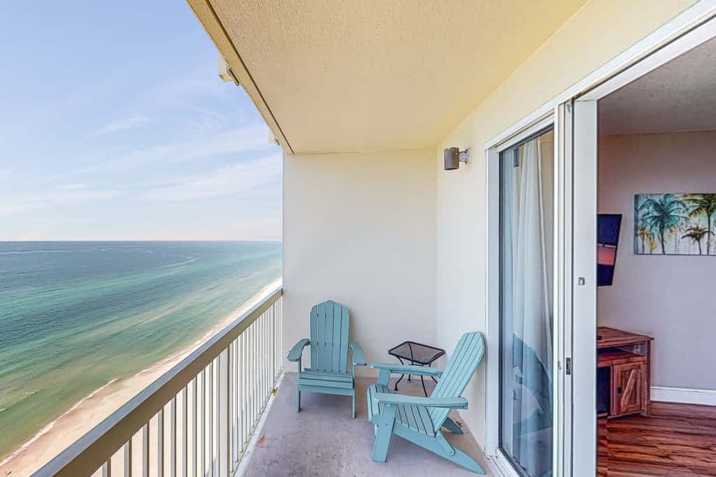 Beachy oceanfront condo with beach access, shared pools and hot tub, & free WiFi