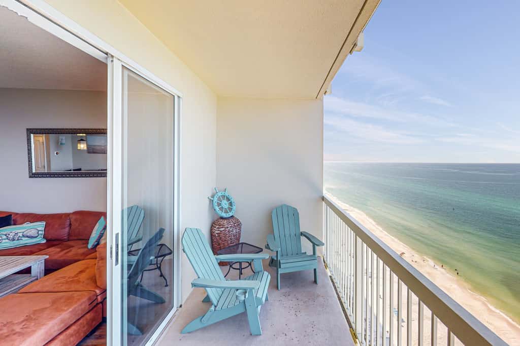 Beachy oceanfront condo with beach access, shared pools and hot tub, & free WiFi