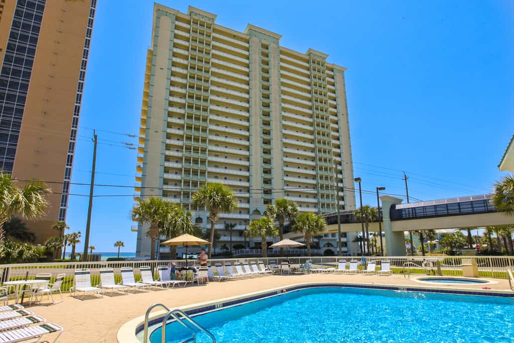 Beachy oceanfront condo with beach access, shared pools and hot tub, & free WiFi