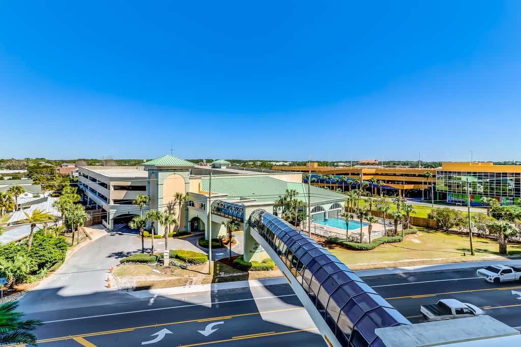 Beachy oceanfront condo with beach access, shared pools and hot tub, & free WiFi
