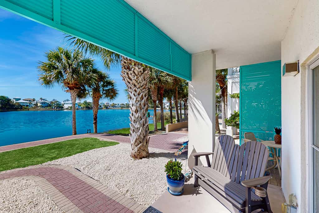 Cozy coastal condo with shared pool & hot tub, and beach access-dog friendly