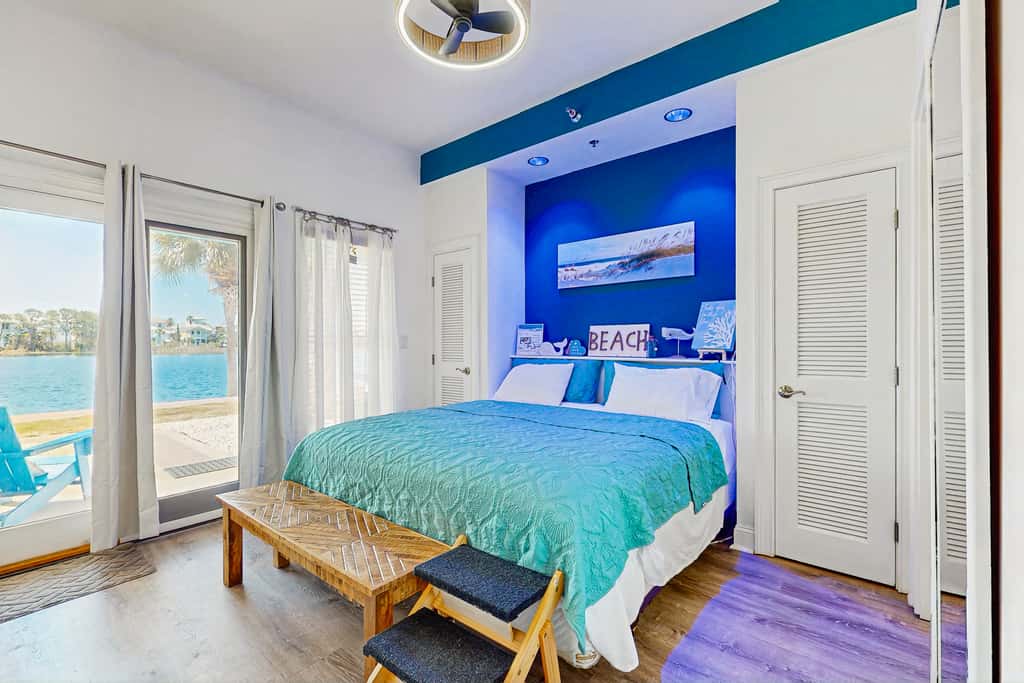 Cozy coastal condo with shared pool & hot tub, and beach access-dog friendly