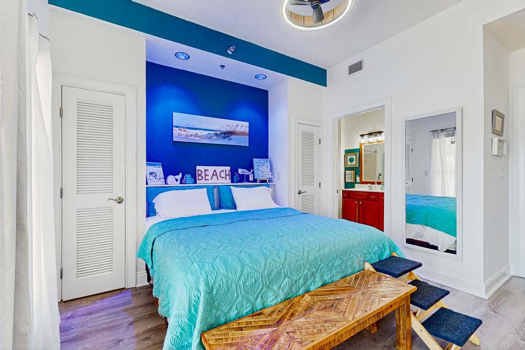 Cozy coastal condo with shared pool & hot tub, and beach access-dog friendly