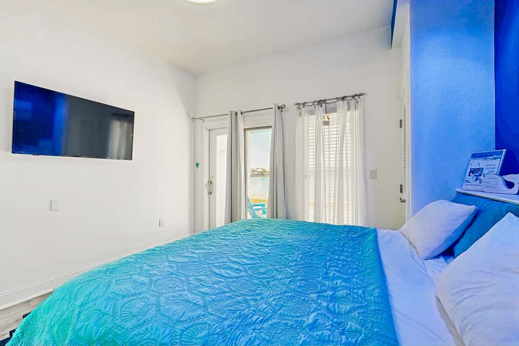 Cozy coastal condo with shared pool & hot tub, and beach access-dog friendly