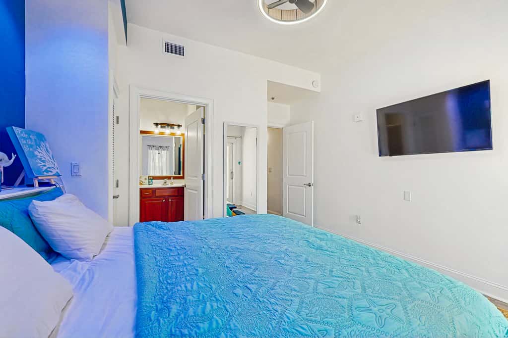 Cozy coastal condo with shared pool & hot tub, and beach access-dog friendly