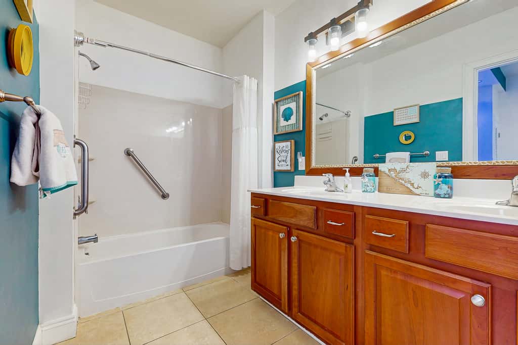 Cozy coastal condo with shared pool & hot tub, and beach access-dog friendly