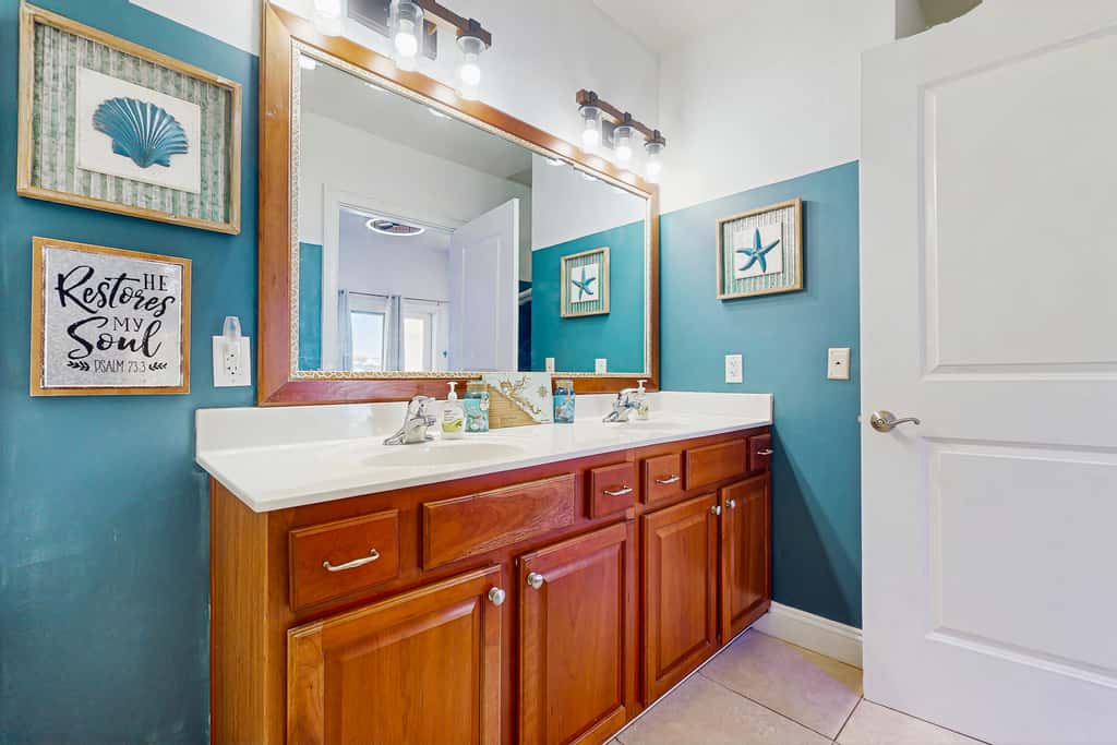 Cozy coastal condo with shared pool & hot tub, and beach access-dog friendly