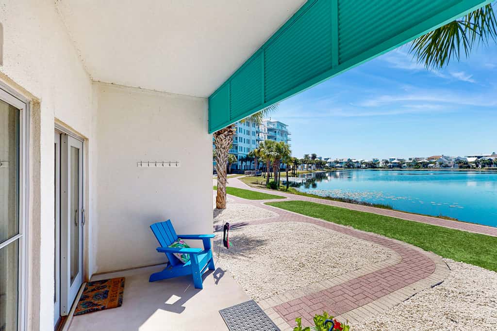 Cozy coastal condo with shared pool & hot tub, and beach access-dog friendly