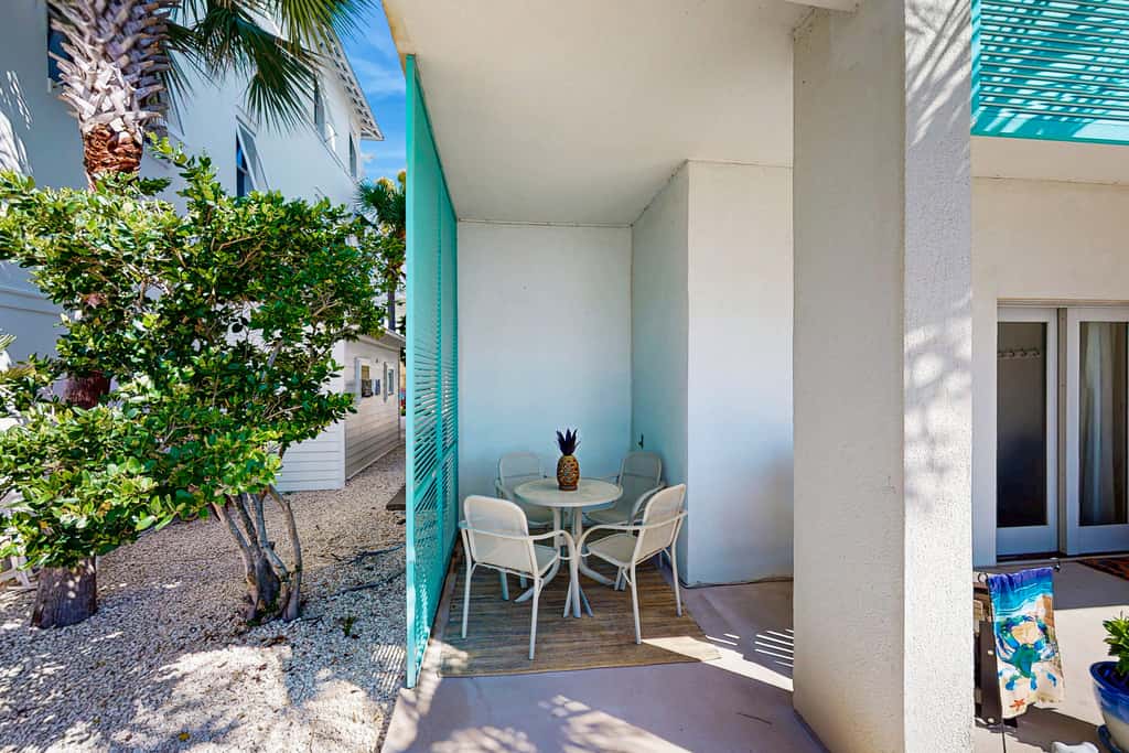 Cozy coastal condo with shared pool & hot tub, and beach access-dog friendly
