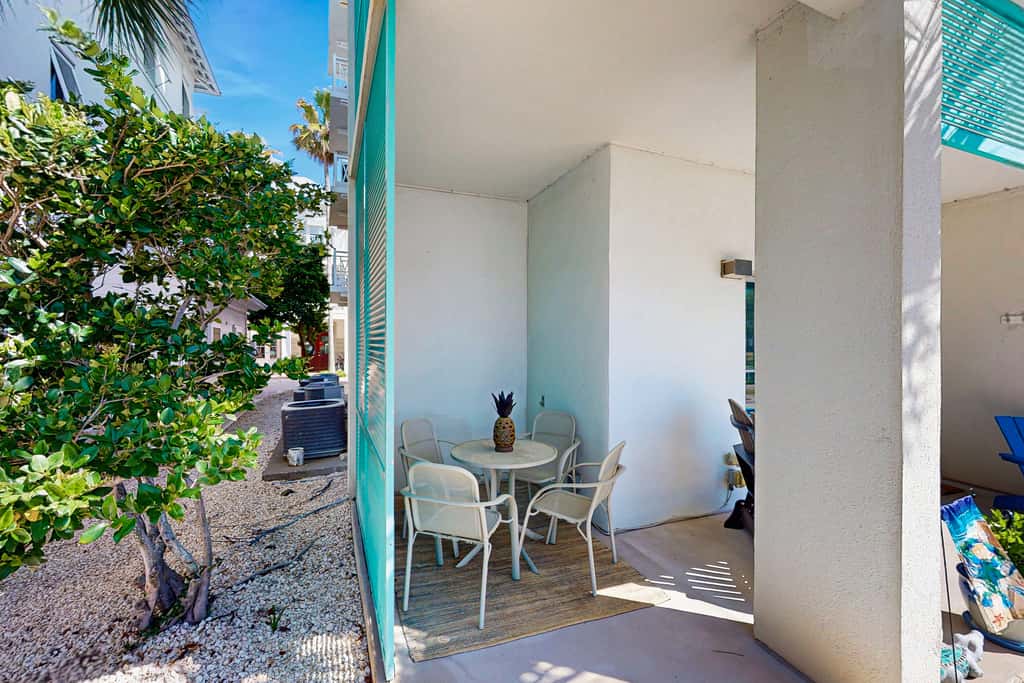 Cozy coastal condo with shared pool & hot tub, and beach access-dog friendly