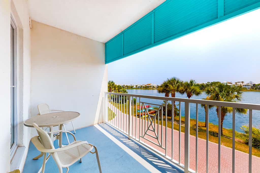 Stylish condo with lake views, bike rentals, & pools - walk to the beach