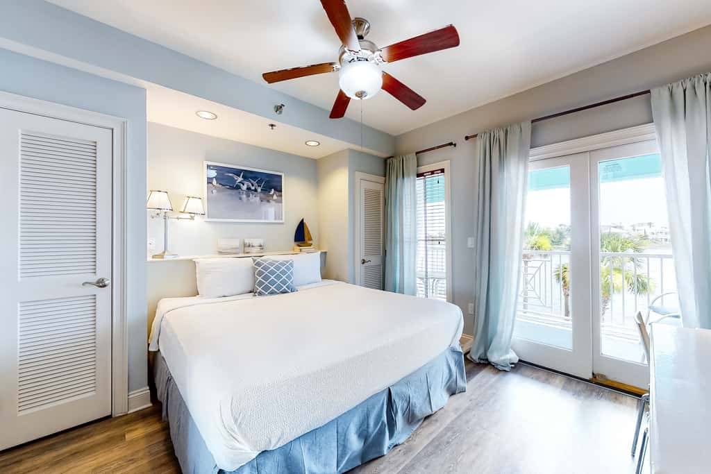 Stylish condo with lake views, bike rentals, & pools - walk to the beach