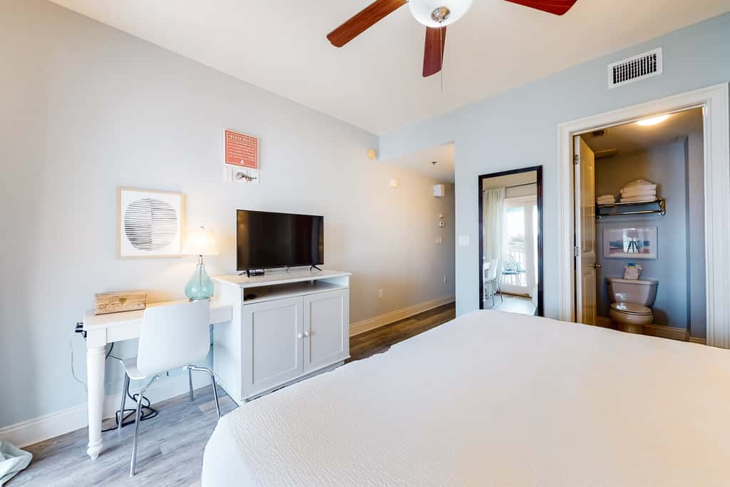 Stylish condo with lake views, bike rentals, & pools - walk to the beach