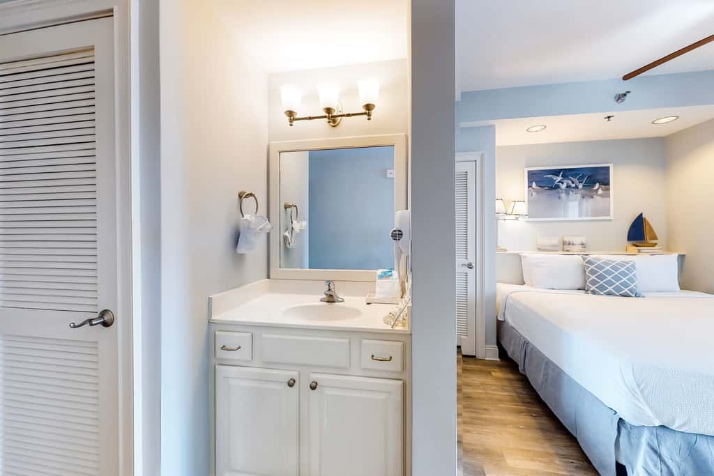 Stylish condo with lake views, bike rentals, & pools - walk to the beach