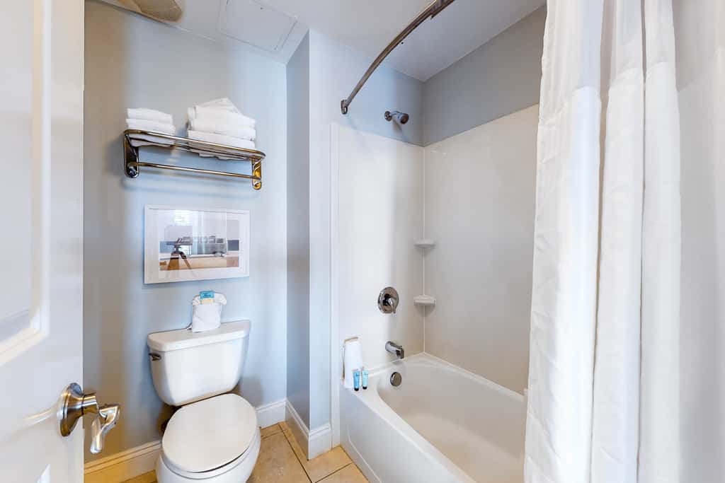 Stylish condo with lake views, bike rentals, & pools - walk to the beach