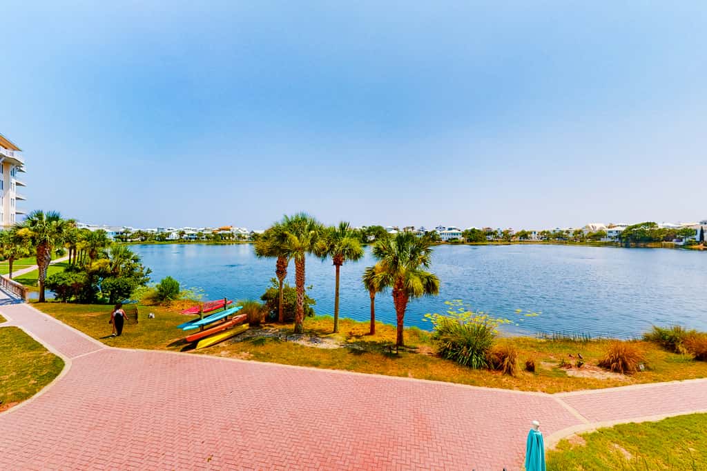 Stylish condo with lake views, bike rentals, & pools - walk to the beach