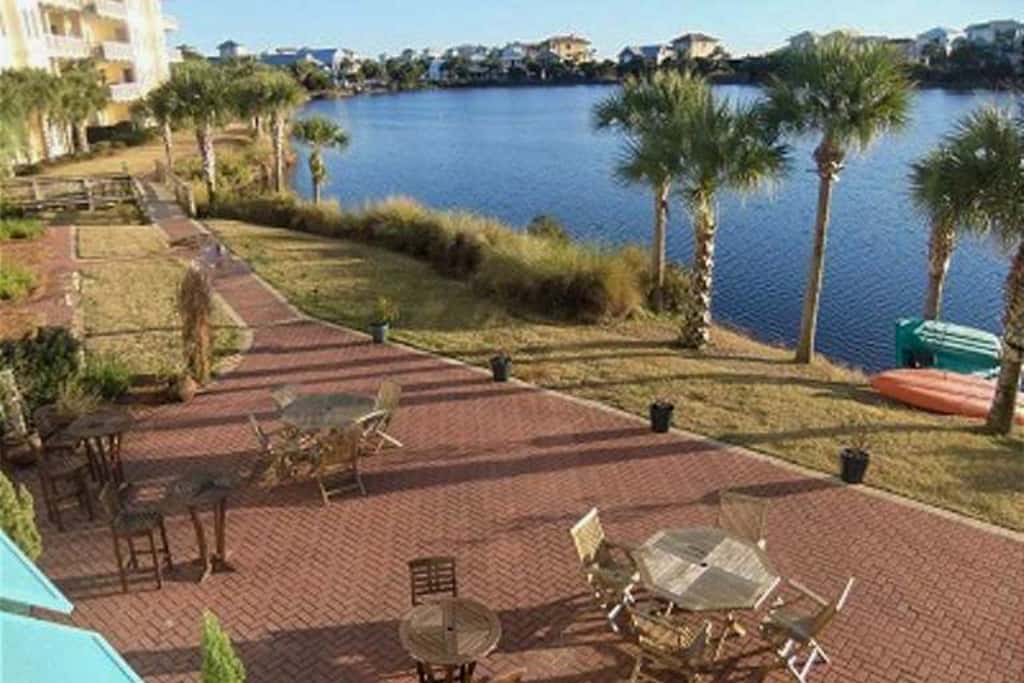 Stylish condo with lake views, bike rentals, & pools - walk to the beach