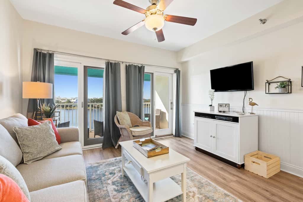 Newly renovated fourth-floor studio w spectacular views, shared hot tub, & pool