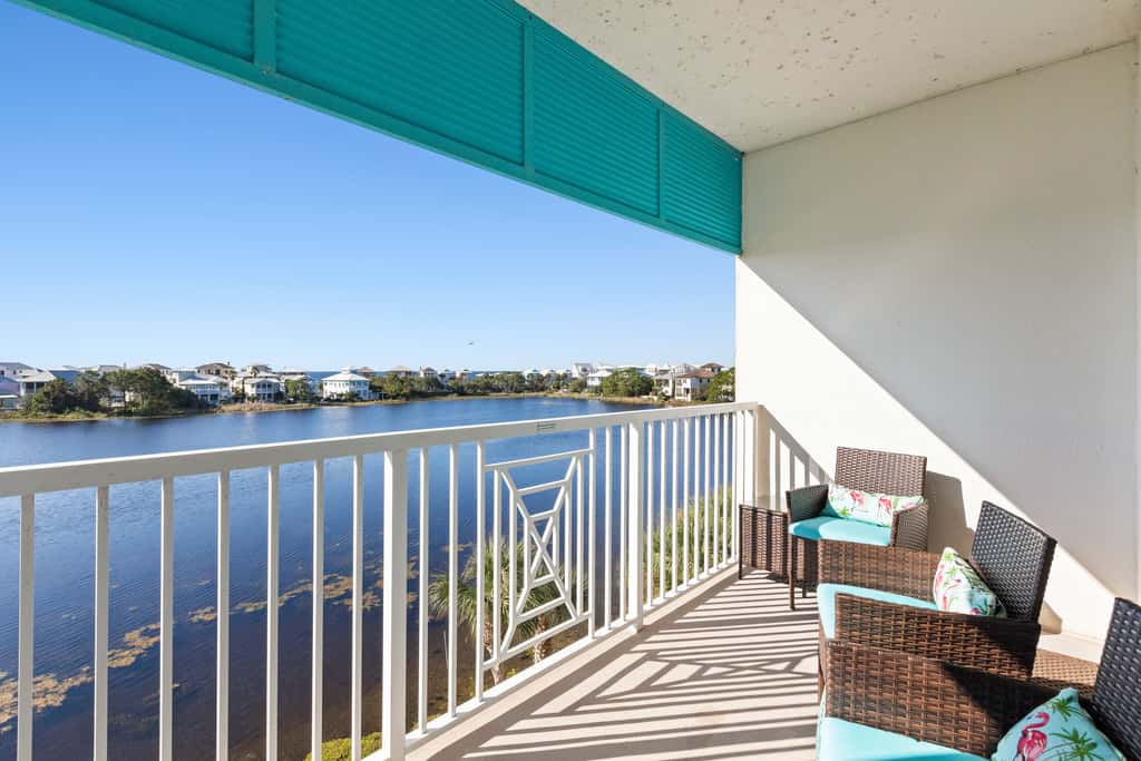 Newly renovated fourth-floor studio w spectacular views, shared hot tub, & pool