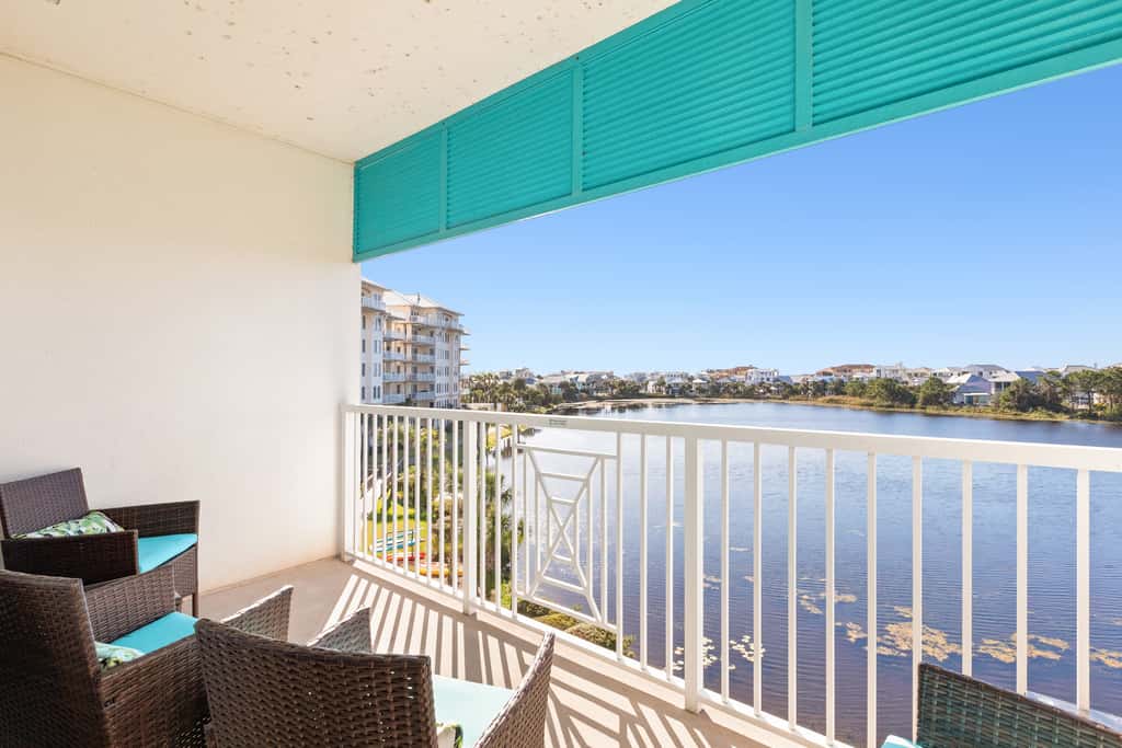 Newly renovated fourth-floor studio w spectacular views, shared hot tub, & pool