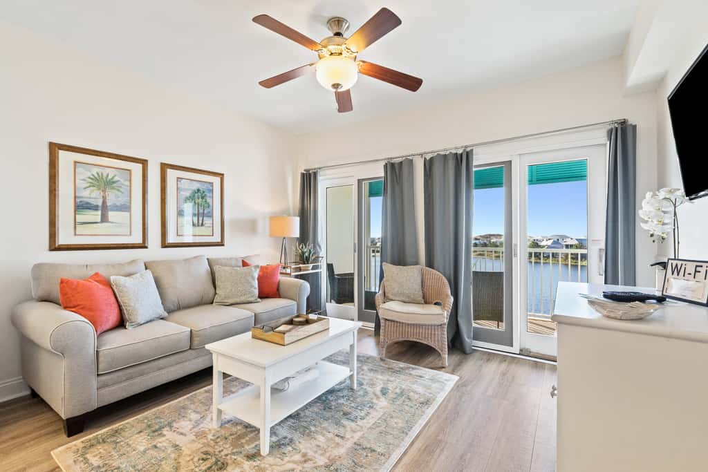 Newly renovated fourth-floor studio w spectacular views, shared hot tub, & pool