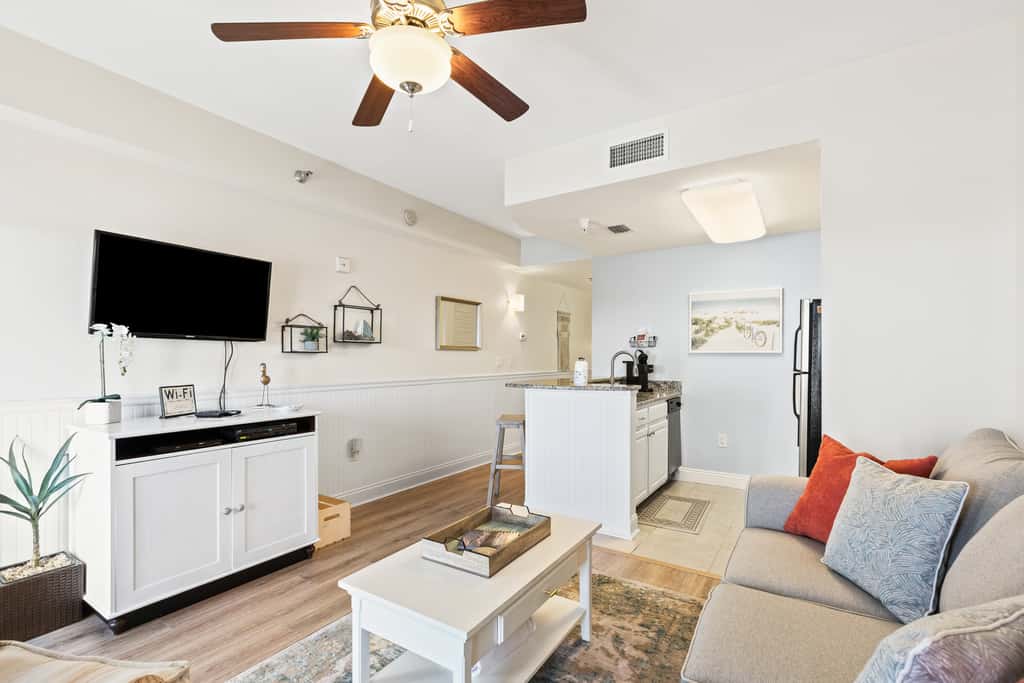 Newly renovated fourth-floor studio w spectacular views, shared hot tub, & pool