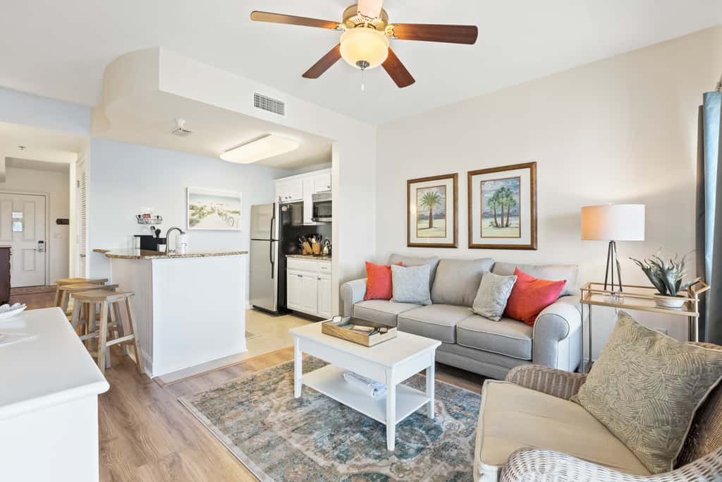Newly renovated fourth-floor studio w spectacular views, shared hot tub, & pool