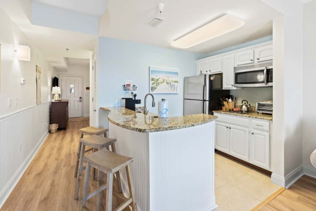 Newly renovated fourth-floor studio w spectacular views, shared hot tub, & pool