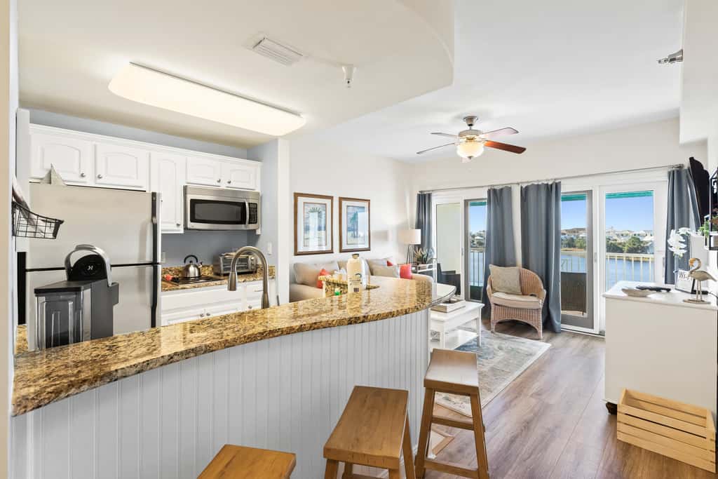 Newly renovated fourth-floor studio w spectacular views, shared hot tub, & pool